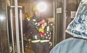 武汉33层居民楼电缆井深夜起火，消防员让氧气罩给3岁女孩