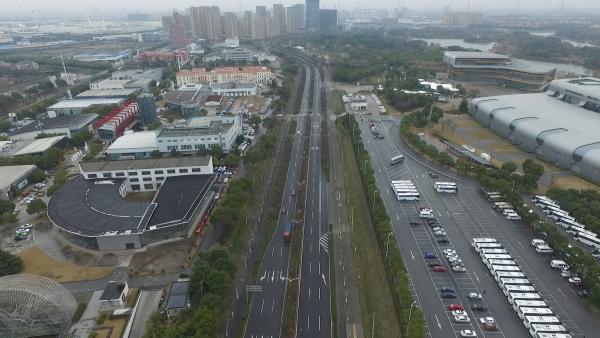 上海智能汽车测试路段：路宽车少标志齐