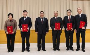 上海市委法律顾问制度建立，市委书记李强为这五人颁发聘书