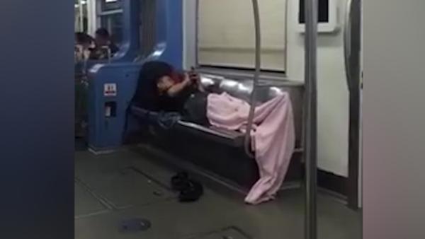 重庆：男子带被子坐轻轨，一人躺占4座