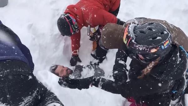 美国滑雪场突发雪崩，游客徒手挖雪救人