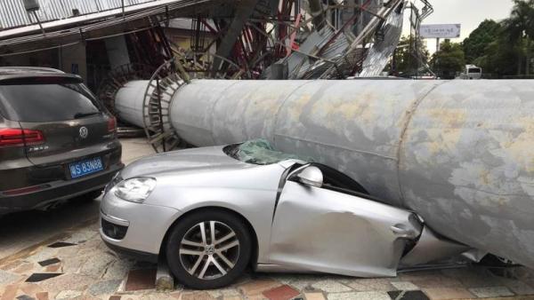 东莞市区一巨型广告牌倒塌，十多车被砸