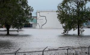 受飓风“哈维”影响，美国得克萨斯州一化工厂发生爆炸