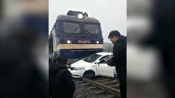 轿车与火车相撞，驾车女司机被指抢道