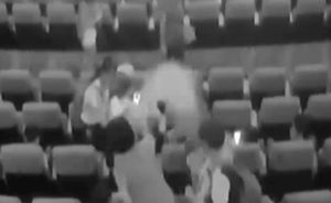 小孩电影院踢椅背，女子提醒遭其母打伤