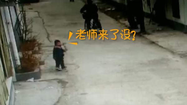 5岁童逃离幼儿园一步三回头，老师报警