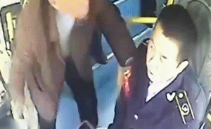 提醒酒后乘客刷卡，公交司机遭殴打咬脸