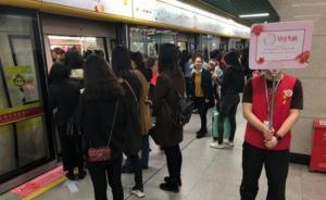 广州“女性车厢”挤满男性？媒体探访：有无引导，情况大不同
