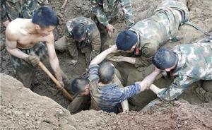 四川南充两工人被垮塌泥土掩埋，50多名路过武警徒手挖人