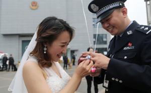 四川女子为给狱警男友惊喜，带父母亲朋到监狱外求婚