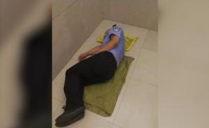 民警凌晨加班回家怕打擾妻子，門口入睡