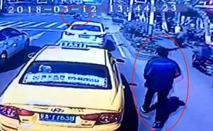 老妪坐轮椅陷车流，南京一公交司机临时下车帮忙把她推过马路