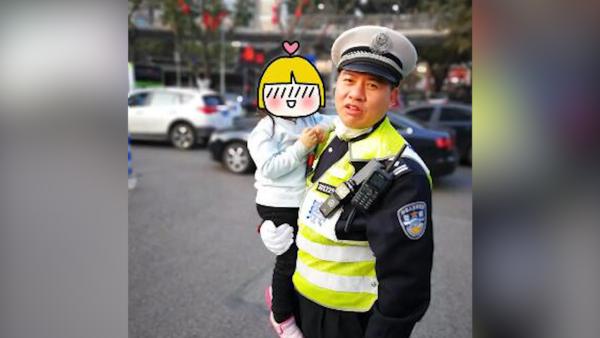 2岁女孩穿梭车流，交警抱起沿路护送