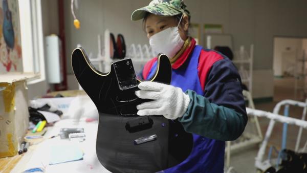 农民工返乡创业：大山里的吉他卖到世界