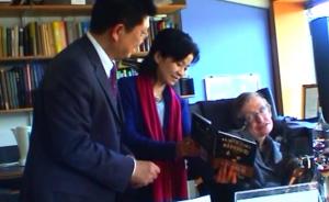 中国出版人拜访霍金视频首次曝光：办公室里的梦露海报很抢眼
