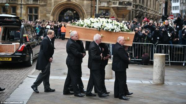 霍金葬礼在剑桥举行，众人鼓掌为其送行