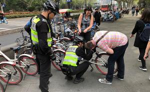 外国游客不会用共享单车，杭州旅游警察扫码“请客”获点赞