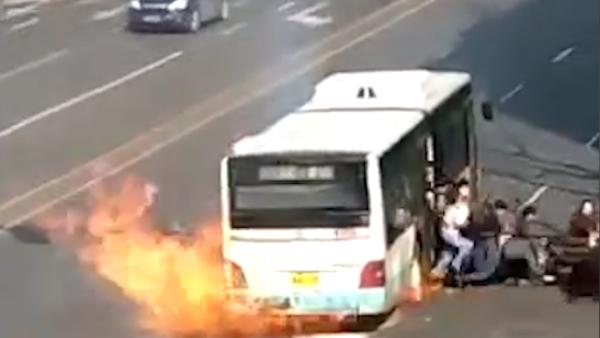 哈尔滨一公交车起火爆燃，数十乘客逃生