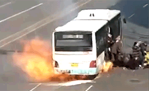 哈尔滨一公交车起火爆燃，数十乘客逃生