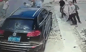 轎車兩度沖撞人群，1人被撞倒地不起