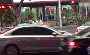 福州:出租司機遭圍毆,駕車多次撞奔馳