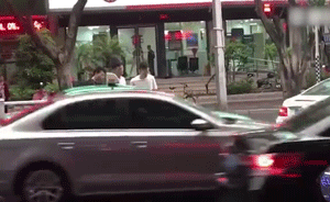 福州：出租司机遭围殴，驾车多次撞奔驰