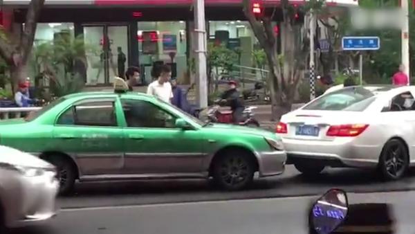 福州：出租司机遭围殴，驾车多次撞奔驰