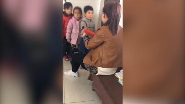 教师让幼童排队挨打，同事拍下视频被辞