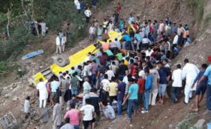 印度发生校车坠谷事故约20名儿童遇难，另有20名儿童受伤