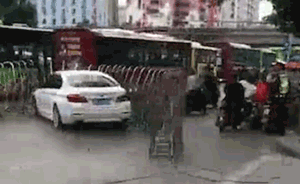 涉套牌寶馬沖撞鐵閘門,頂著門竄上大街