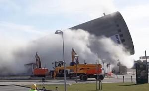 丹麦一座贮藏塔爆破时倒错方向，压到旁边图书馆和学校