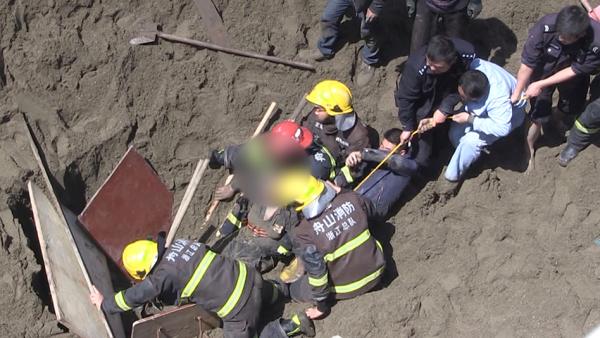 舟山运沙船沙堆突然崩塌 ：两名男子被埋 