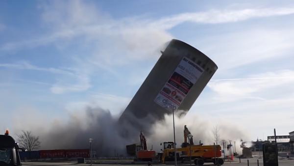 丹麦建筑爆破失误，倒错方向砸了图书馆