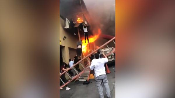 美国舞蹈教室起火，女孩二楼直接跳下