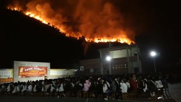 山上大火燃烧，山下学校淡定开动员大会