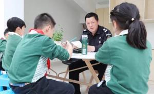 杭州一小学保安给小学生上书法课：请假条曾惊艳老师和家长