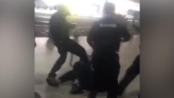 福州长乐机场内保安与保安队长互殴