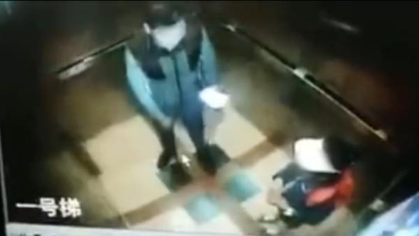 男子在电梯内对小女孩露出下体多次逼近，上海警方已介入调查 