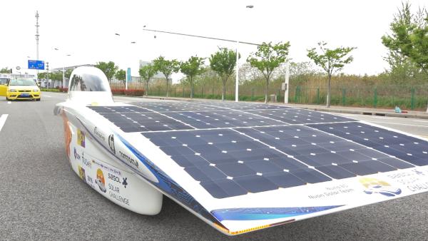 荷兰大学生造太阳能车，时速120公里