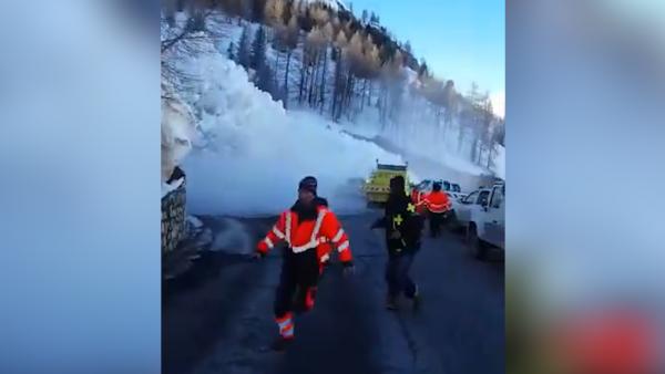 法国滑雪胜地遇雪崩，除雪工人亡命逃离