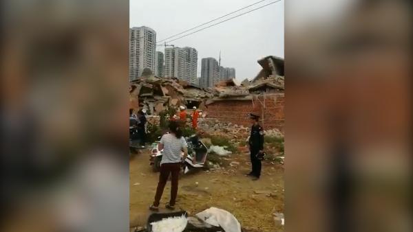 南宁一构筑物倒塌致2死，官员：非强拆