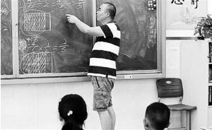 杭州一小学独臂教师坚守讲台24年，是学生心目中的“全能”