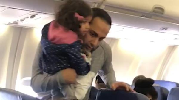 美国2岁女孩因起飞前哭泣，被赶下飞机