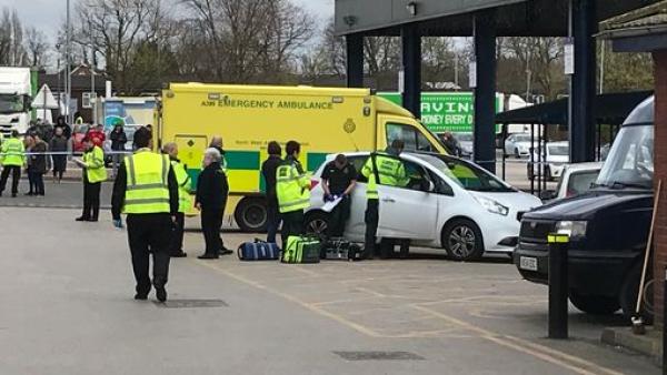 英国80岁老人危险驾驶冲撞人群致6伤