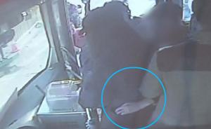 郑州：公交司机一个巴掌制止了俩小偷