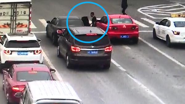 温州：男子街头多次拉他人车门强行驾车