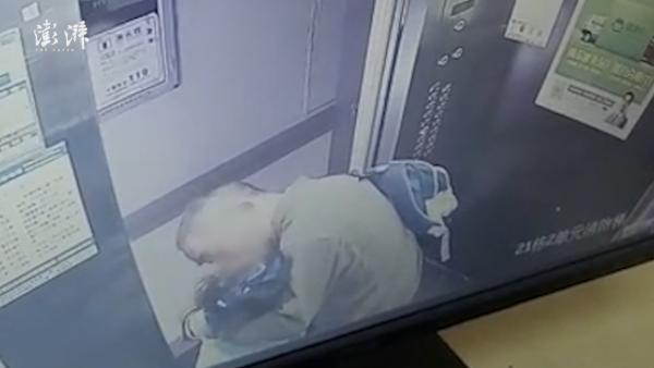 65岁男子电梯强吻女童，门开时仍未停