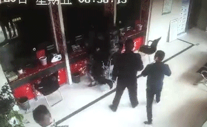 男子砖拍银行柜台，大喊“抢劫”秒被抓