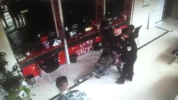 男子砖拍银行柜台，大喊“抢劫”秒被抓