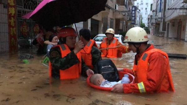 宜昌：暴雨突袭致内涝山洪，消防救千人